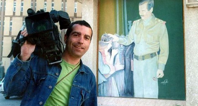 Una imagen del cámara José Couso mientras se encontraba cubriendo la invasión de Irak por parte de los Estados Unidos | Foto: Directa