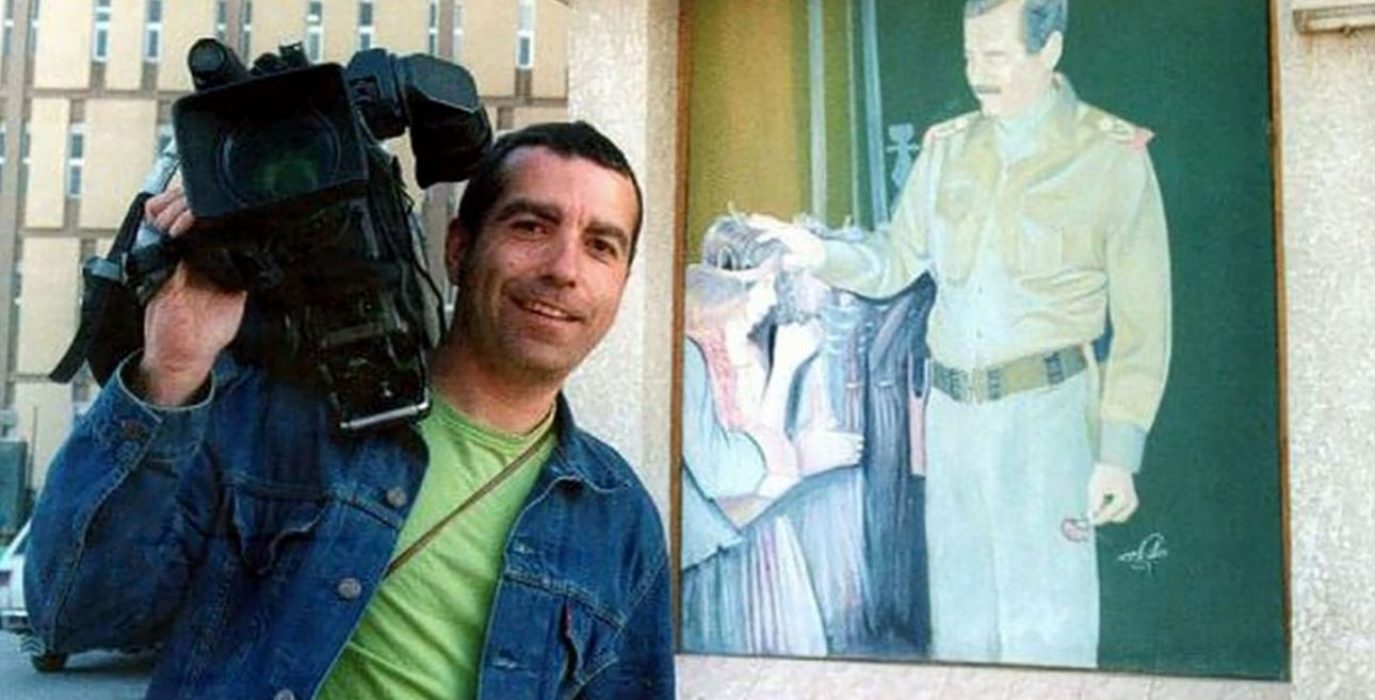 Una imagen del cámara José Couso mientras se encontraba cubriendo la invasión de Irak por parte de los Estados Unidos | Foto: Directa