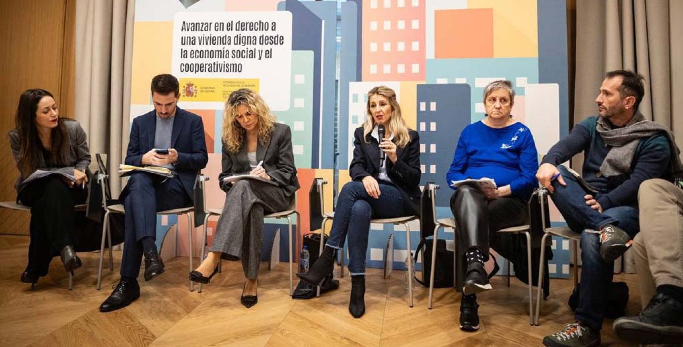 Yolanda Díaz se dirige a las personas participantes. | Foto: REAS