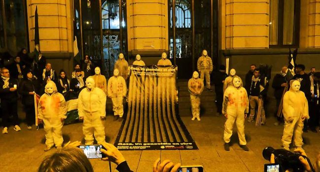Acción en Zaragoza: ‘Gaza, un genocidio en vivo’. | Foto: AraInfo