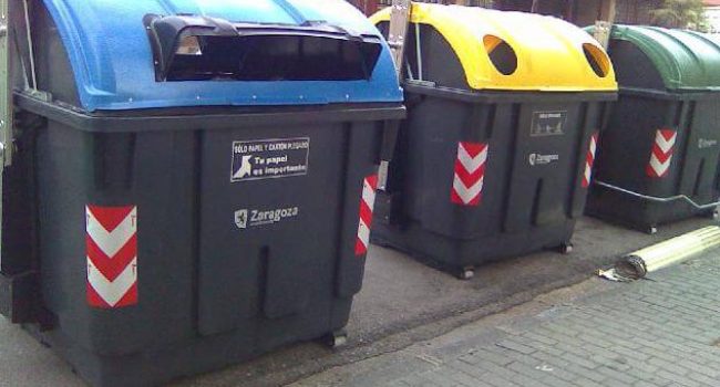 Contenedores de reciclado y basuras.
