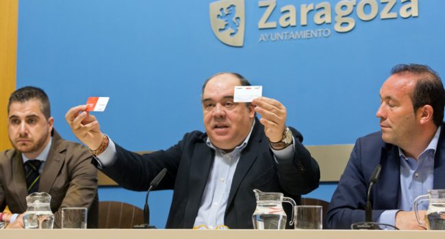 El concejal de Acción Social del Ayuntamiento de Zaragoza, Roberto Fernández, presentando junto a Antonio Melero, director de Ventas de Simply, y Fernando Pérez de Oteiza, director de Supermercados Eroski en Aragón, la tarjeta de Zaragoza Redistribuye 2.0.