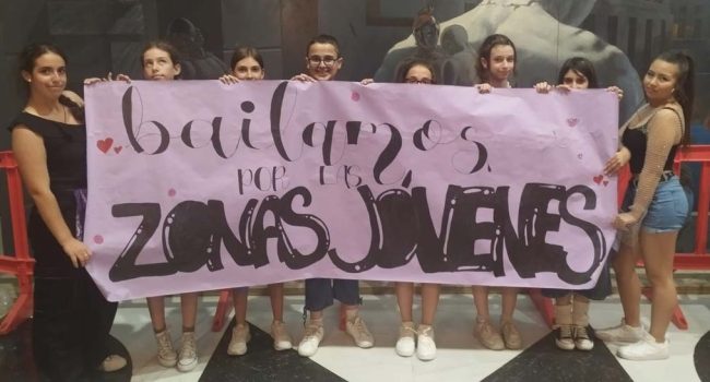Las jóvenes con el cartel censurado por el Ayuntamiento de Zaragoza.