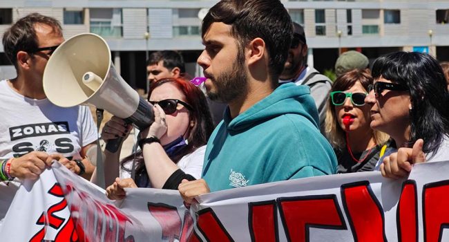 Un momento de la concentración frente a ‘La Azucarera’. | Foto: Pablo Híjar, AraInfo