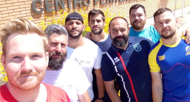 Monitores y jugadores de la primera plantilla del Bantierra Fénix en la puerta del Centro Penitenciario de Zuera.  Foto: Bantierra Fénix.